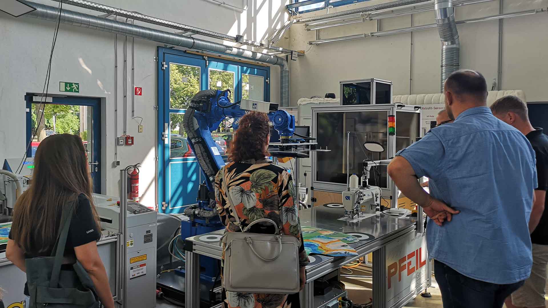 Besuch beim Sächsischen Textilforschungsinstitut e.V. und kennenlernen verschiedener fahrerloser Transportsysteme || ©Mittelstand-Digital Zentrum Chemnitz